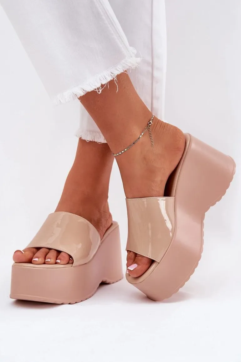 Lakierowane Klapki Damskie Na Platformie I Koturnie Beżowe Nellevia