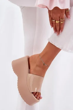 Lakierowane Klapki Damskie Na Platformie I Koturnie Beżowe Nellevia