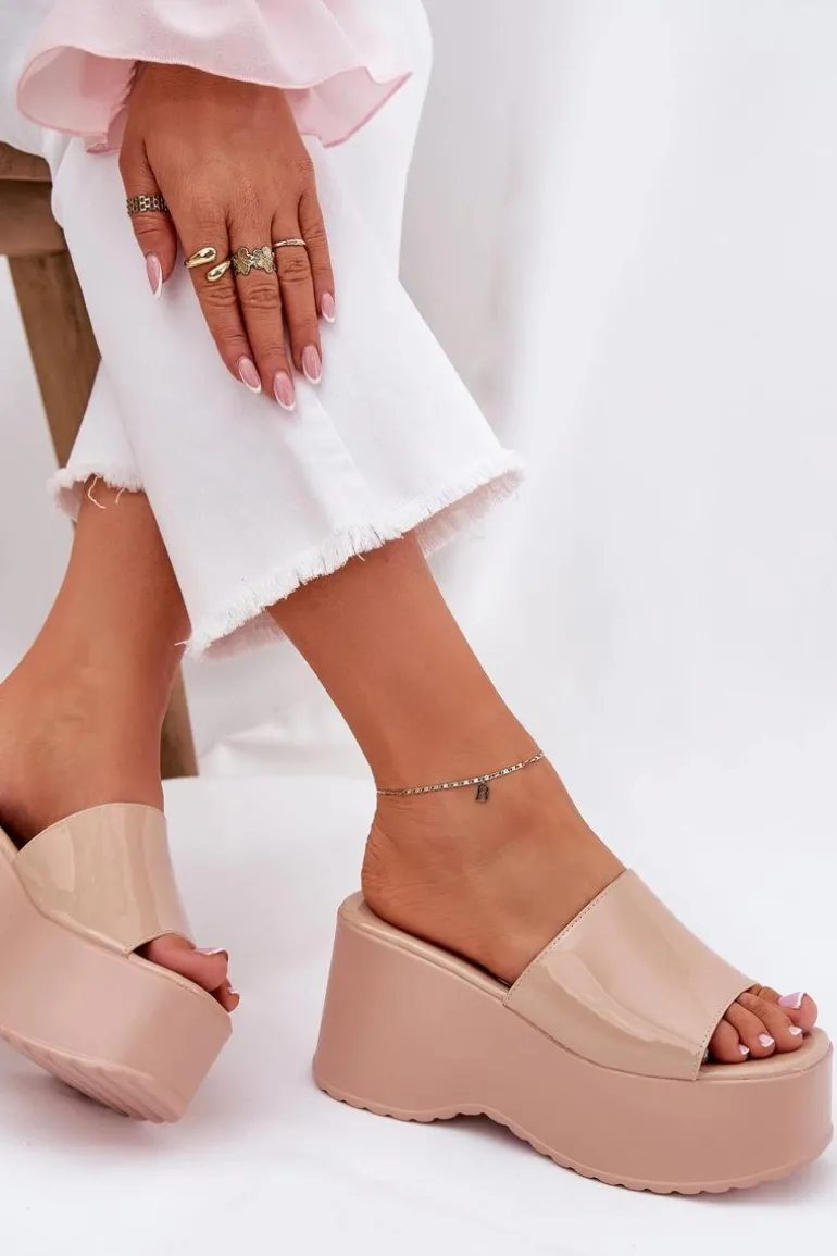 Lakierowane Klapki Damskie Na Platformie I Koturnie Beżowe Nellevia