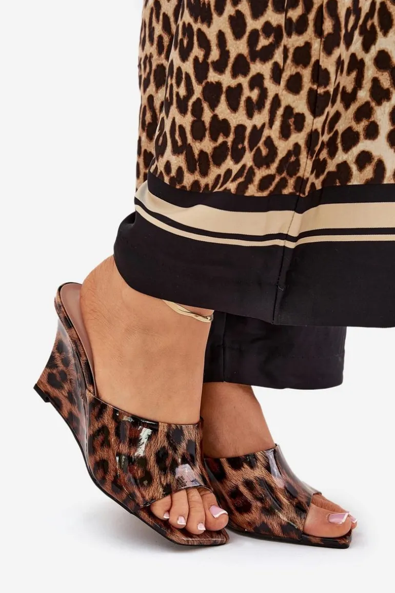 Lakierowane Klapki Damskie Na Koturnie Panterka Brązowe Nelithin