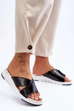 Lakierowane Klapki Na Niskim Koturnie S.Barski AL22469 Czarne