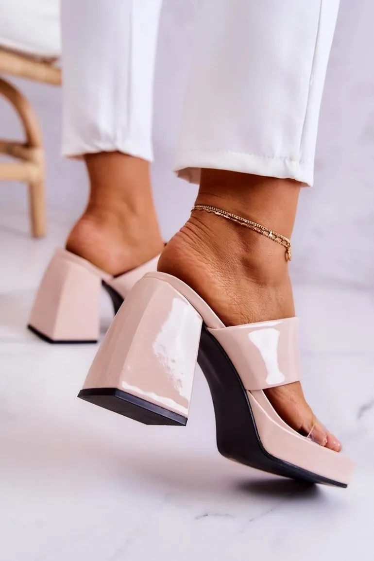 Lakierowane Klapki Na Słupku Jasnobeżowe Seattle