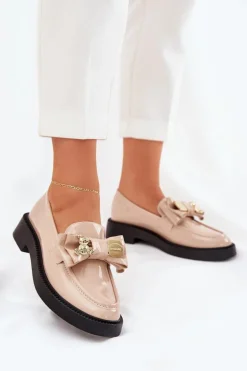 Lakierowane Mokasyny Z Kokardą I Ozdobną Broszką Beżowe Leandriel