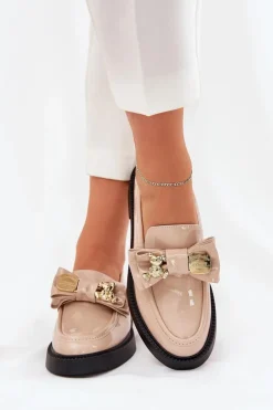 Lakierowane Mokasyny Z Kokardą I Ozdobną Broszką Beżowe Leandriel