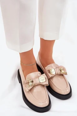 Lakierowane Mokasyny Z Kokardą I Ozdobną Broszką Beżowe Leandriel