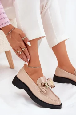 Lakierowane Mokasyny Z Kokardą I Ozdobną Broszką Beżowe Leandriel
