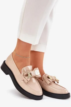 Lakierowane Mokasyny Z Kokardą I Ozdobną Broszką Beżowe Leandriel