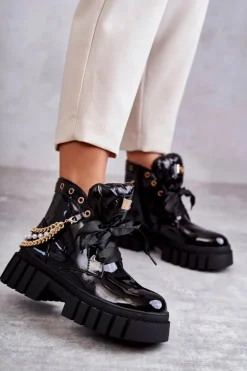 Lakierowane Ocieplane Botki Z Łańcuszkiem Czarne Karoline