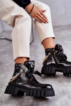 Lakierowane Ocieplane Botki Z Łańcuszkiem Czarne Karoline