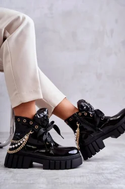Lakierowane Ocieplane Botki Z Łańcuszkiem Czarne Karoline