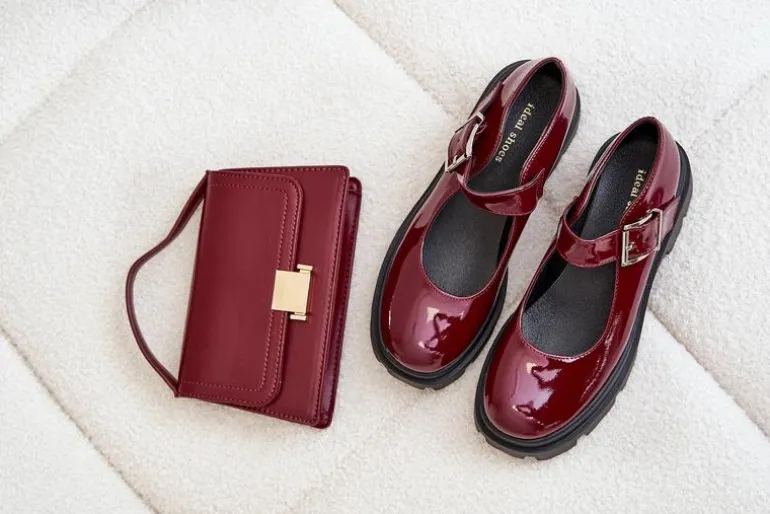 Lakierowane Półbuty Damskie Z Klamrą Bordowe Plikuria