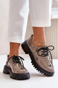 Lakierowane Półbuty Damskie Z Ozdobami Skóra Naturalna Artiker 55C1010 Ciemnobeżowe