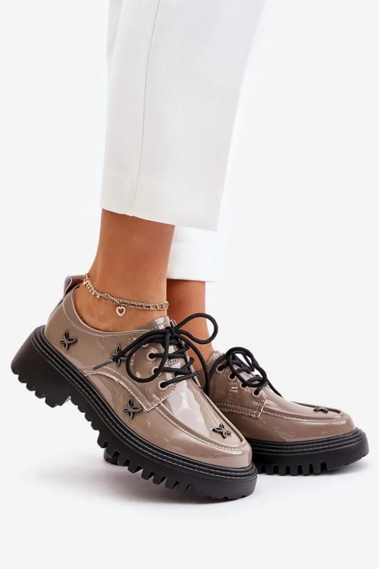 Lakierowane Półbuty Damskie Z Ozdobami Skóra Naturalna Artiker 55C1010 Ciemnobeżowe