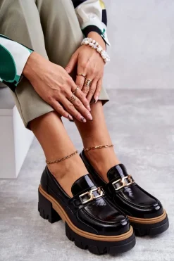 Lakierowane Półbuty Na Obcasie Ze Złotą Ozdobą Czarne Lurdes