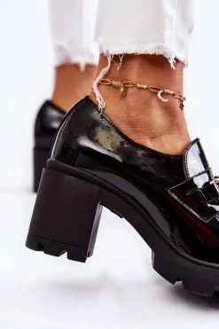 Lakierowane Półbuty Na Słupku Ze Złotą Ozdobą Czarne Mikeyla