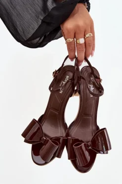 Lakierowane Sandały Na Szpilce Z Kokardą Czekoladowe Noliva