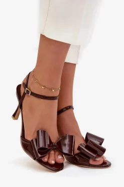 Lakierowane Sandały Na Szpilce Z Kokardą Czekoladowe Noliva