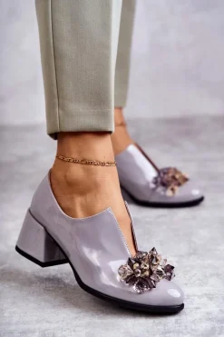 Lakierowane Skórzane Półbuty Gładkie Z Ciemną Ozdobą Szare Delaver