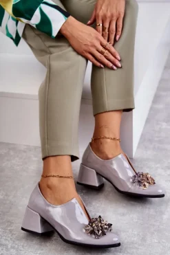 Lakierowane Skórzane Półbuty Gładkie Z Ciemną Ozdobą Szare Delaver