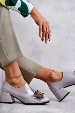 Lakierowane Skórzane Półbuty Gładkie Z Ciemną Ozdobą Szare Delaver