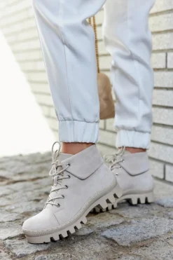 Modne botki trapery zamszowe w kolorze jasnoszarym Dalles