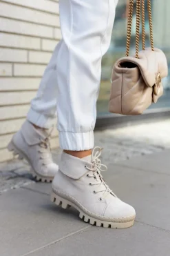 Modne botki trapery zamszowe w kolorze jasnoszarym Dalles