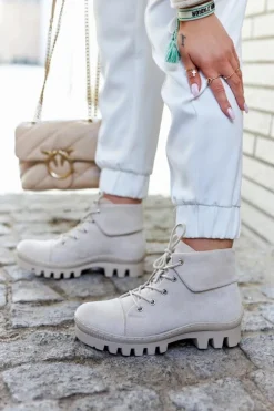 Modne botki trapery zamszowe w kolorze jasnoszarym Dalles