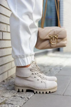 Modne botki trapery zamszowe w kolorze jasnoszarym Dalles