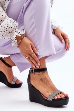 Modne Skórzane Sandały Na Koturnie Czarne Arwen