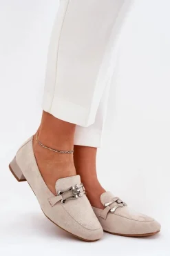 Mokasyny Z Ozdobą Na Delikatnym Obcasie Eko Zamszowe Jasnobeżowe Pillitha