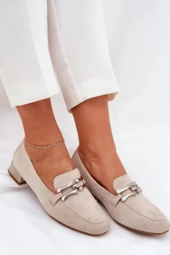 Mokasyny Z Ozdobą Na Delikatnym Obcasie Eko Zamszowe Jasnobeżowe Pillitha