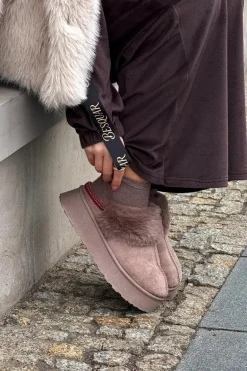 Śniegowce Damskie Na Platformie Z Futerkiem I Haftem Ciemnobeżowe Querina