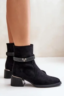 Ocieplane Botki Damskie Na Niskim Obcasie Z Ozdobnymi Paskami D&A MR880-027 Czarne