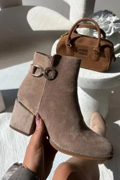 Ocieplane Botki Damskie Ze Złotymi Detalami Na Słupku Beżowe Dorisse