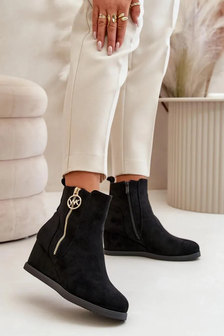 Ocieplane Botki Na Koturnie Z Ozdobnym Zamkiem Eko Zamszowe Czarne Leretha