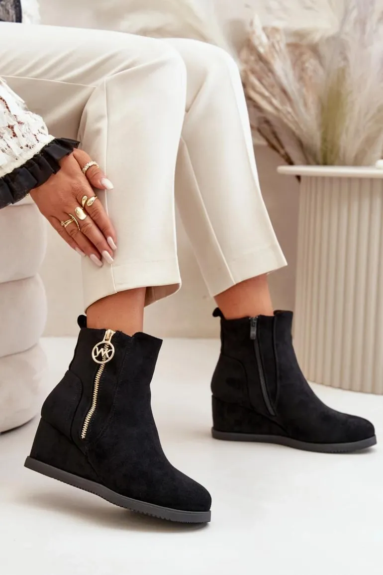 Ocieplane Botki Na Koturnie Z Ozdobnym Zamkiem Eko Zamszowe Czarne Leretha