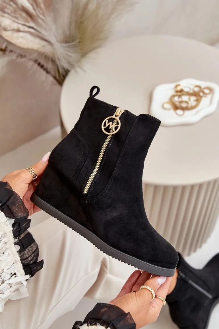 Ocieplane Botki Na Koturnie Z Ozdobnym Zamkiem Eko Zamszowe Czarne Leretha