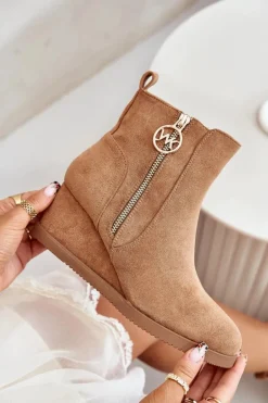 Ocieplane Botki Na Koturnie Z Ozdobnym Zamkiem Eko Zamszowe Camel Leretha