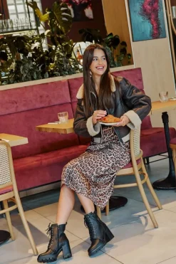 Ocieplane Botki Na Słupku Ze Złotym Detalem Czarne Ivarisse