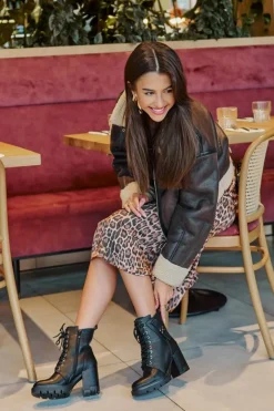 Ocieplane Botki Na Słupku Ze Złotym Detalem Czarne Ivarisse