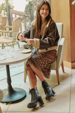 Ocieplane Botki Na Słupku Ze Złotym Detalem Czarne Ivarisse