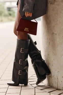 Ocieplane Kozaki Damskie Na Słupku Z Wywiniętą Cholewką I Klamrami Czarne Piregonia