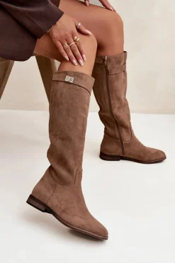 Ocieplane Kozaki Damskie Na Płaskim Obcasie Z Paskiem I Srebrnym Detalem Ciemnobeżowe Geraline