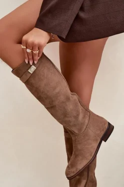 Ocieplane Kozaki Damskie Na Płaskim Obcasie Z Paskiem I Srebrnym Detalem Ciemnobeżowe Geraline