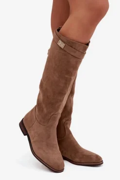 Ocieplane Kozaki Damskie Na Płaskim Obcasie Z Paskiem I Srebrnym Detalem Ciemnobeżowe Geraline