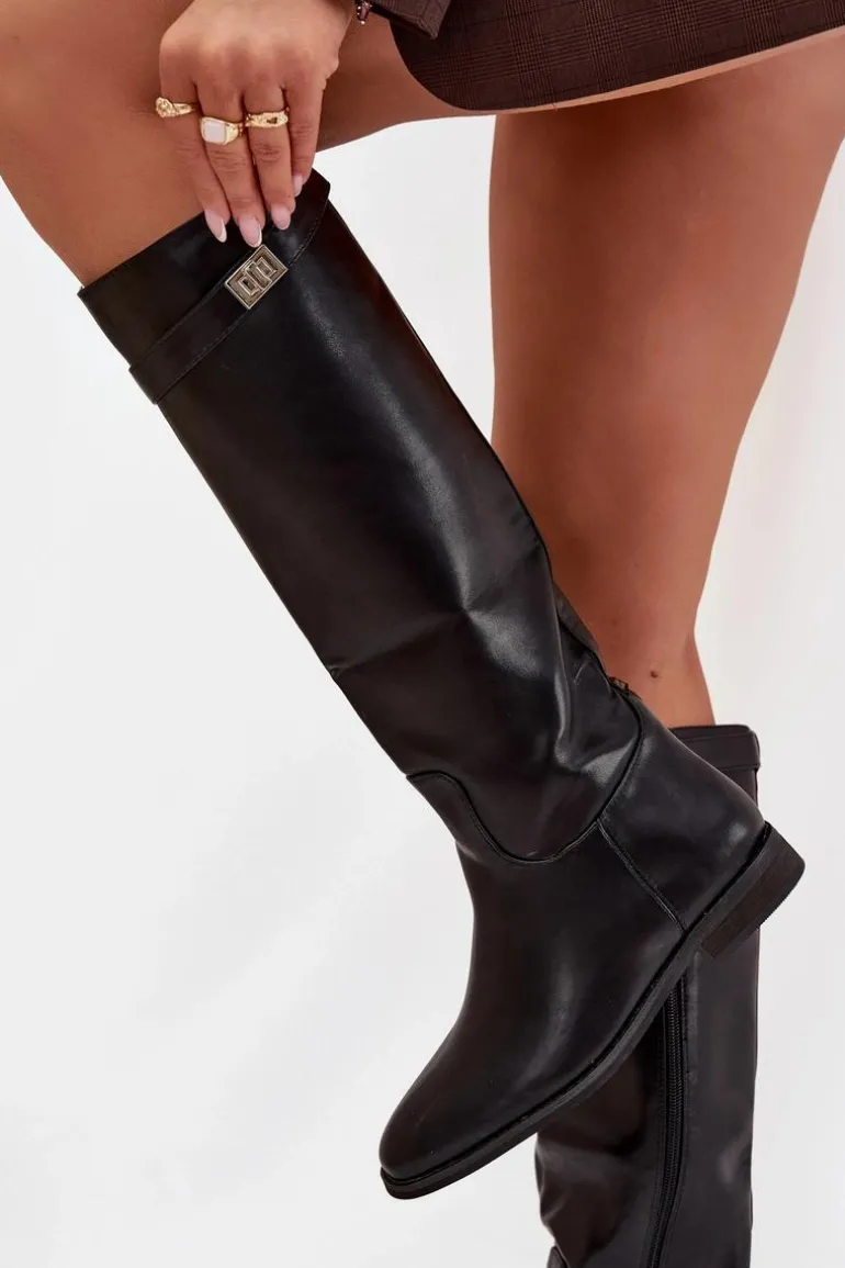 Ocieplane Kozaki Damskie Na Płaskim Obcasie Z Paskiem I Srebrnym Detalem Czarne Geraline