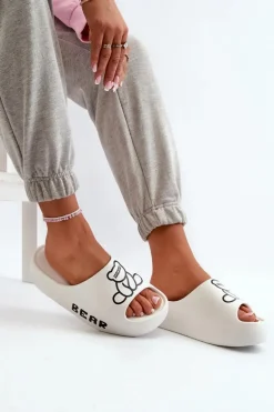 Piankowe Klapki Damskie Na Masywnej Podeszwie Z Misiem Białe Lamira