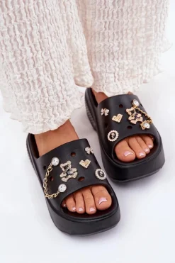 Piankowe Klapki Damskie Na Masywnej Platformie Ze Złotymi Przypinkami Czarne Ivoriel