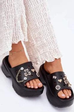 Piankowe Klapki Damskie Na Masywnej Platformie Ze Złotymi Przypinkami Czarne Ivoriel