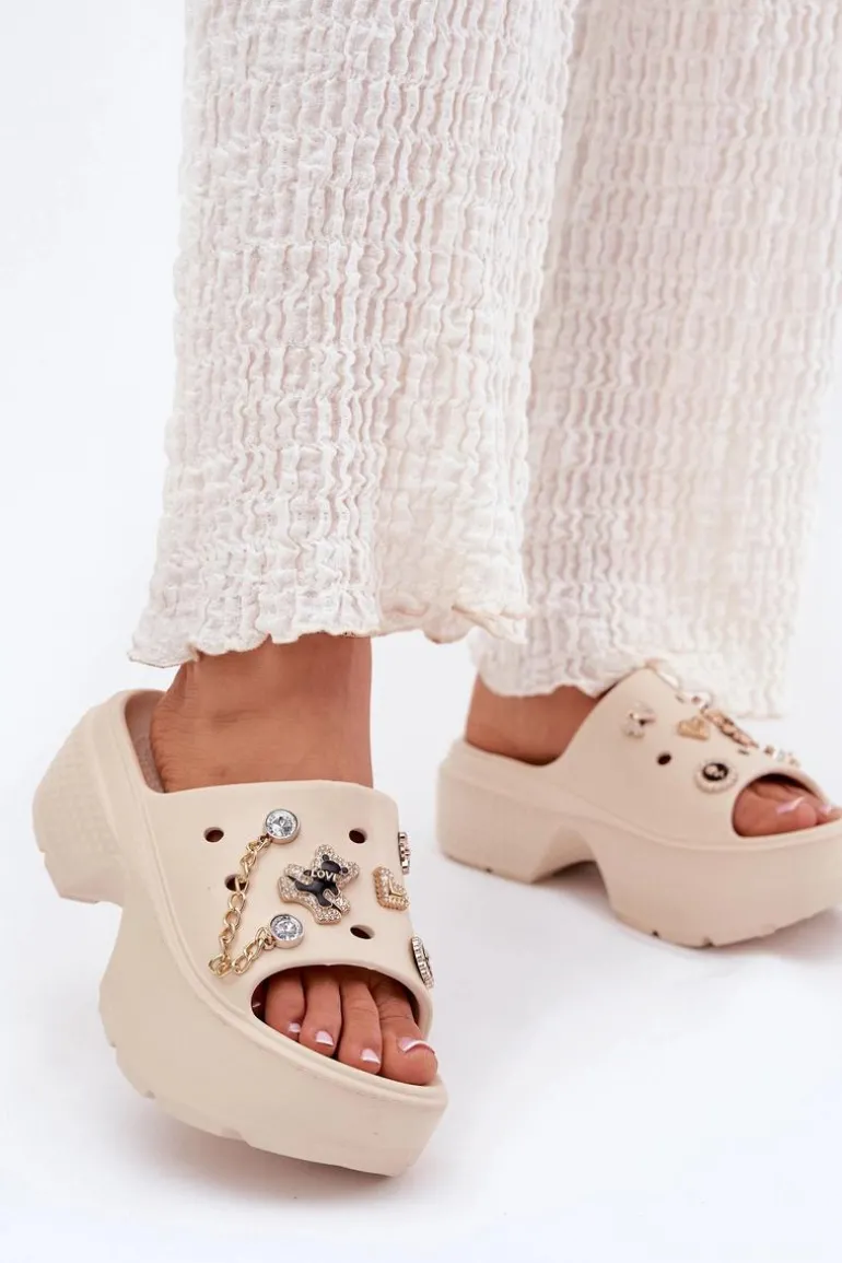 Piankowe Klapki Damskie Na Masywnej Platformie Ze Złotymi Przypinkami Beżowe Ivoriel